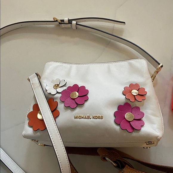 Fossil Tan and Cream Crossbody Bags with Floral Accents MK cross body
( for joy) - Picture 2 of 6